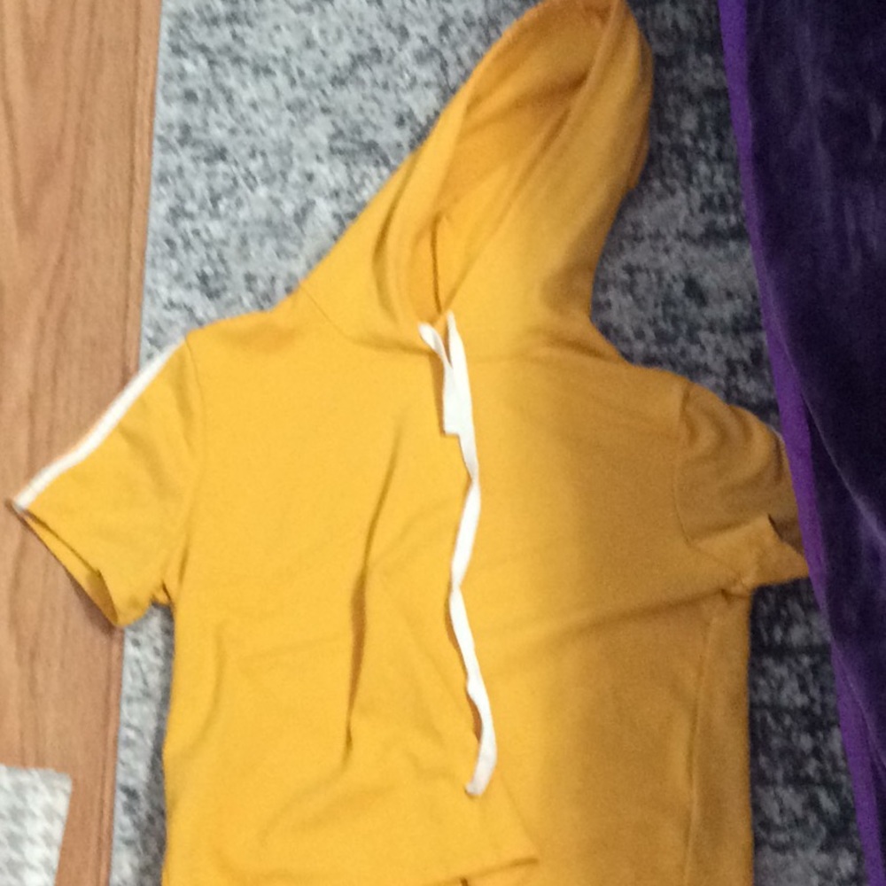 Short sleeve hoodie yellow with strings